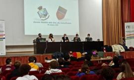 Toccare con mano la lotta alla contraffazione: studenti dell'ITE Gentili a lezione dalla Guardia di Finanza