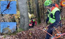 Cacciatore si sporge da un pendio per richiamare il cane e fa un volo di più di 90 metri: è grave
