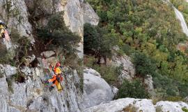 Verifiche tecniche sui versanti rocciosi: chiusa la statale 361 a Pioraco