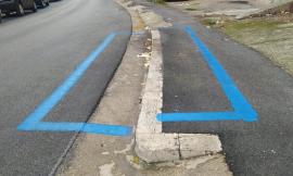 Macerata, nuove polemiche per le strisce blu di via Ugo Foscolo. I residenti: “È una vergogna!” (FOTO e VIDEO)