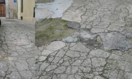 Recanati, "Rischio cadute e profonde crepe sull'asfalto in via Moroncini": la denuncia di Mariani