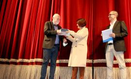 Civitanova, serata finale di "Caro Teatro": premiazioni e saluti sul palco dell'Annibal Caro