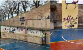 Civitanova, nel mirino i giardini del Pincio: imbrattati con vernice spray. "Vile atto vandalico"