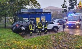 Rocambolesco incidente a Camerino: auto colpisce container e piomba sulla vettura in sosta