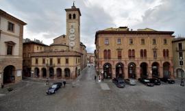 Tolentino, i ragazzi delle scuole medie ripuliscono il centro storico dai rifiuti e dai mozziconi