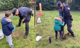 Macerata, due nuove alberi nel giardino della scuola: carabinieri forestali e bambini li piantano insieme