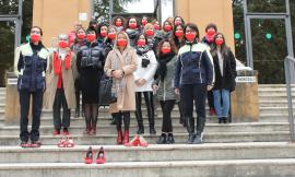 Dipendenti del Comune in posa con la mascherina rossa: Macerata dice "no" alla violenza sulle donne