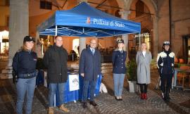 Macerata, no alla violenza sulle donne: Polizia allestisce info-point in piazza