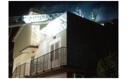 Paura a Potenza Picena, in fiamme il tetto di un'abitazione: intervengono i vigili del fuoco (FOTO)