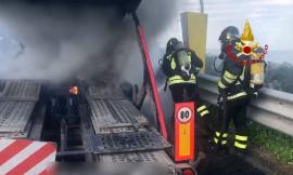 A14, camion prende fuoco in autostrada: rallentamenti e pompieri in azione (FOTO e VIDEO)