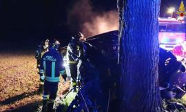 Muccia, auto esce di strada e si schianta contro un albero: conducente al Pronto Soccorso