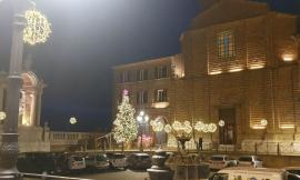 Un albero di Natale in ogni frazione: Treia si accende per le feste (FOTO)