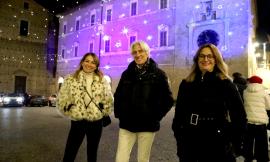 Macerata, i commercianti del centro donano alla città una pioggia di stelle in piazza