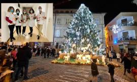 Corridonia, si accende l'albero di Natale con i 300 pupazzi di neve realizzati dai ragazzi del Ciclamino