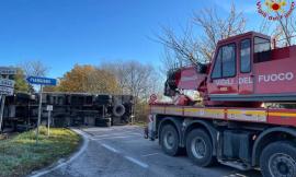 Treia, camion si ribalta lungo la Provinciale: strada chiusa