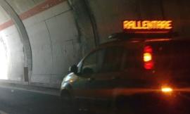Belforte, pericolo in superstrada: si stacca un pannello in galleria, intervengono i vigili del fuoco