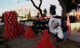 Santo Stefano, non si ferma la protesta dei lavoratori: riconsegnato panettone all'azienda