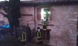 Camerino, scoppia incendio in un appartamento: crolla parte del tetto dell'edificio