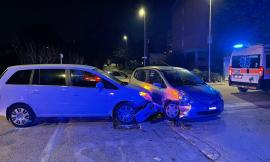Macerata, scontro all'incrocio tra due auto: un uomo finisce in ospedale