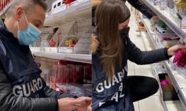 Camerino, addobbi natalizi e prodotti per l'igiene pericolosi per la salute: maxi sequestro