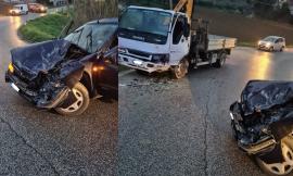 Macerata, violento scontro tra auto e furgone: una donna finisce al pronto soccorso