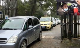 Macerata, caos tamponi: lunghe attese e traffico bloccato in via Spalato (FOTO e VIDEO)