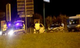 Ubriaco alla guida prende a martellate auto in sosta e cartelli stradali