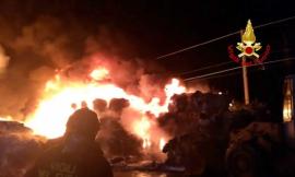 Incendio notturno in un'azienda di trasporto rifiuti: stop ai treni sulla ferrovia adriatica (VIDEO)