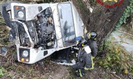 Vola con l'auto nel fosso: una donna trasportata al pronto soccorso