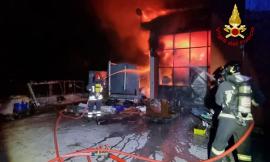 Incendio in una ditta di materie platiche: vigili del fuoco al lavoro per tutta la notte (FOTO e VIDEO)