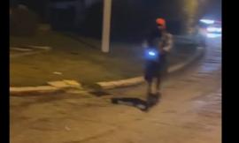 Civitanova, sfreccia in superstrada col monopattino: fermato 21enne