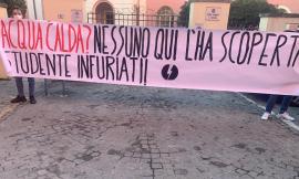 "Acqua calda? Nessuno qui l'ha scoperta": protesta del Blocco Studentesco all'entrata del liceo