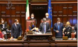 Elezioni Quirinale, quarta fumata nera: sorprendono i voti per Mattarella, la destra si astiene