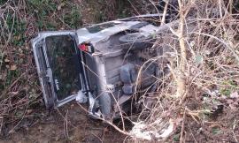 Pollenza, perde il controllo dell'auto che si ribalta e finisce nel fosso: uomo trasportato all'ospedale (VIDEO e FOTO)