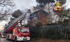 A fuoco ex discoteca: edificio distrutto dalle fiamme, vigili del fuoco al lavoro