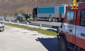 Auto contro camion, incidente mortale: 60enne perde la vita, strada bloccata