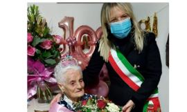 Festa a San Severino: Angela Falcioni spegne 100 candeline