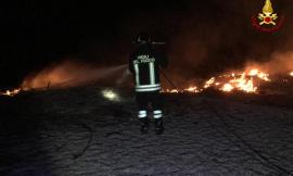 Incendio sulla spiaggia, in fiamme rami e detriti: intervengono i Vigili del Fuoco