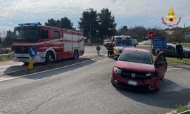 Scontro all'incrocio tra due auto: gli occupanti di una Golf finiscono in ospedale