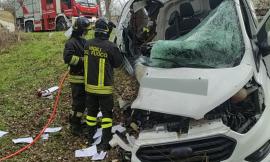 Furgone esce di strada e si schianta contro un albero: muore 16enne durante uno stage
