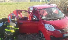 Recanati, frontale tra due auto: conducente estratto dalle lamiere finisce al pronto soccorso