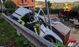Furgone si schianta contro un palo in pieno centro: il conducente finisce all'ospedale