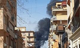 Incendio raffineria Api Falconara: "Arpam sta monitorando la situazione" (VIDEO)