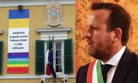 Pollenza, il sindaco ai cittadini: "Bandiere della pace sui balconi per dire no alla guerra"