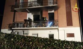 Va a fuoco la cucina di un appartamento: i Vigili del Fuoco intervengono nella notte