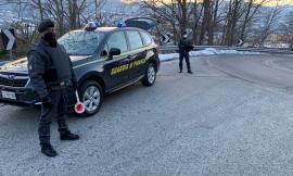 Nascondeva droga in casa e nella sua auto il cane "Hanima" fiuta due spinelli: denunciato operaio