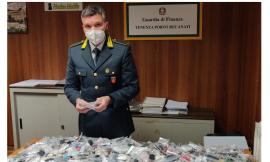 Porto Recanati, blitz al mercato settimanale: maxi sequestro di articoli tessili non sicuri