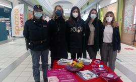 Macerata, "Questo non è amore": Polizia e Sos donna al centro commerciale