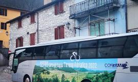 Tappa della Tirreno-Adriatico a Sefro: Contram la omaggia con una serigrafia