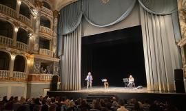 Macerata, il mito di Jim Morrison rivive al Lauro Rossi con "Lo strillo della farfalla"